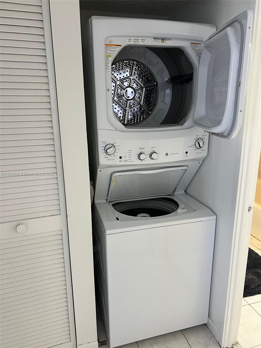 WINSTON TOWERS 700 CONDO - Residential