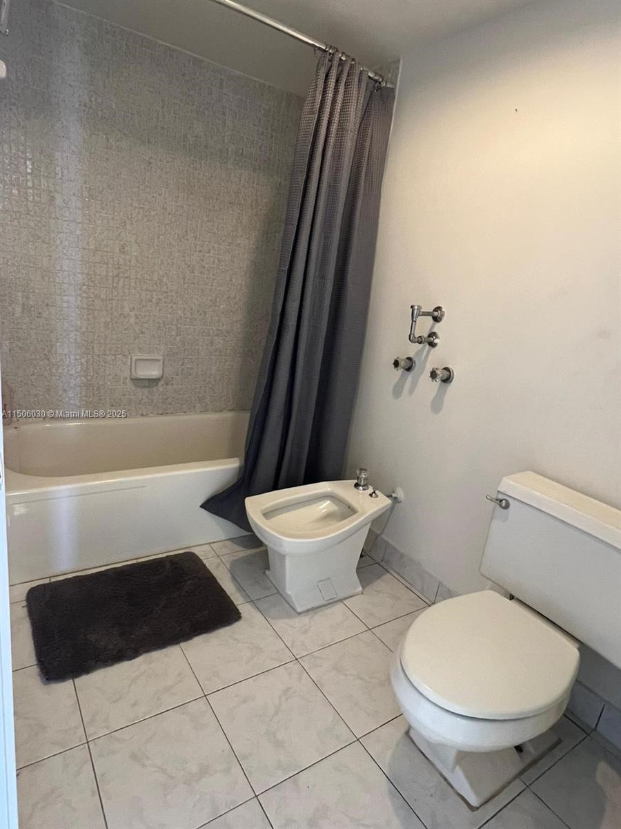 WINSTON TOWERS 700 CONDO - Residential