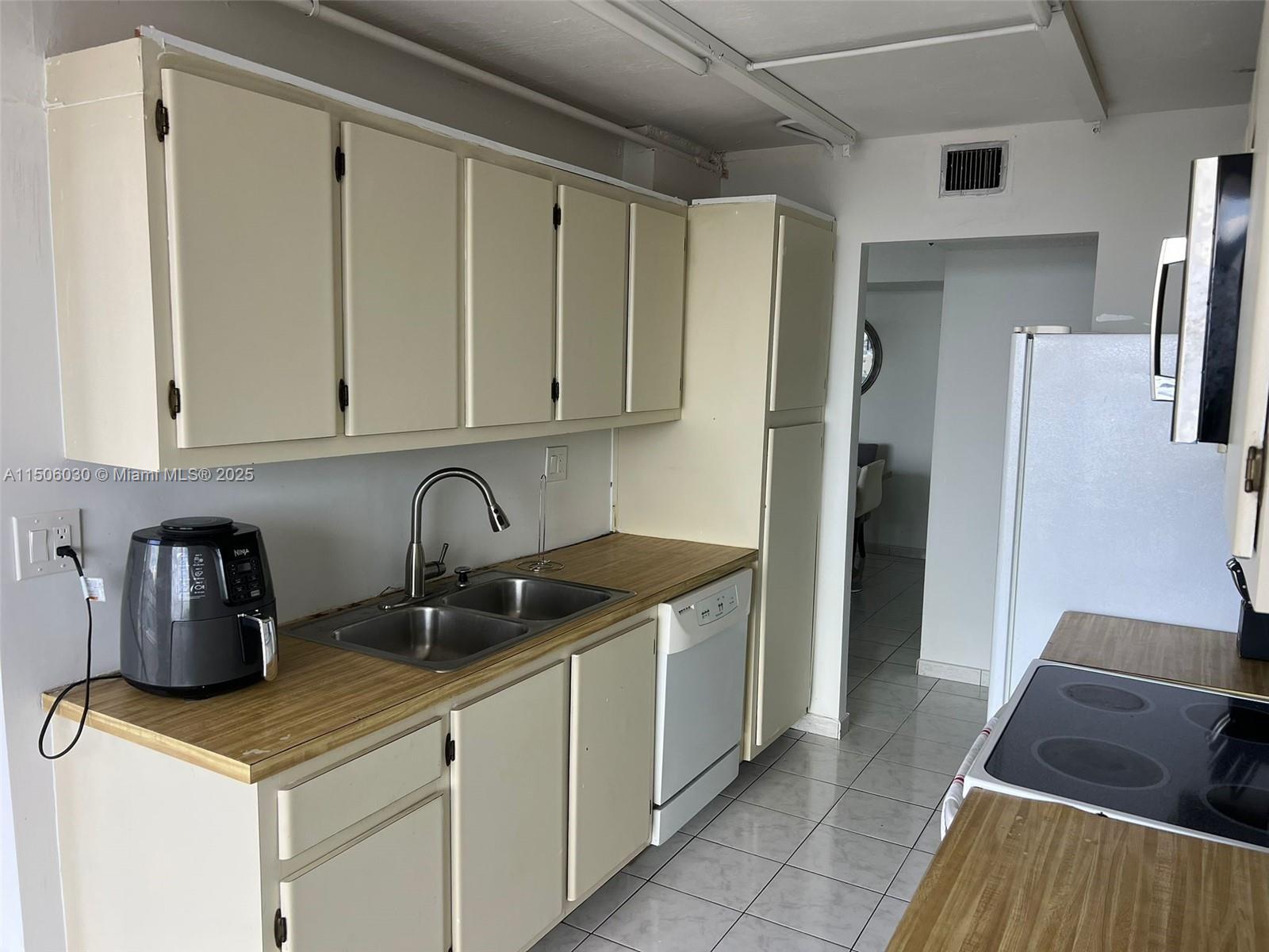 WINSTON TOWERS 700 CONDO - Residential