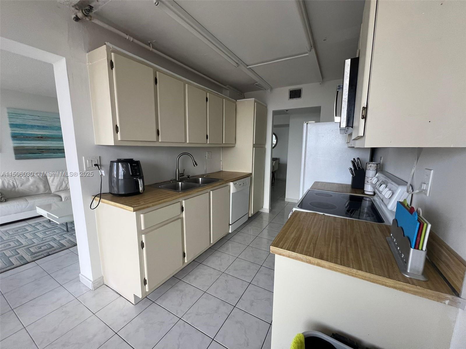 WINSTON TOWERS 700 CONDO - Residential