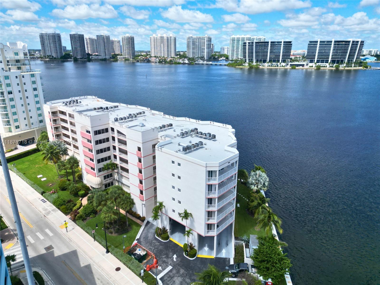 LES PELICANS (THE PELICAN - Residential