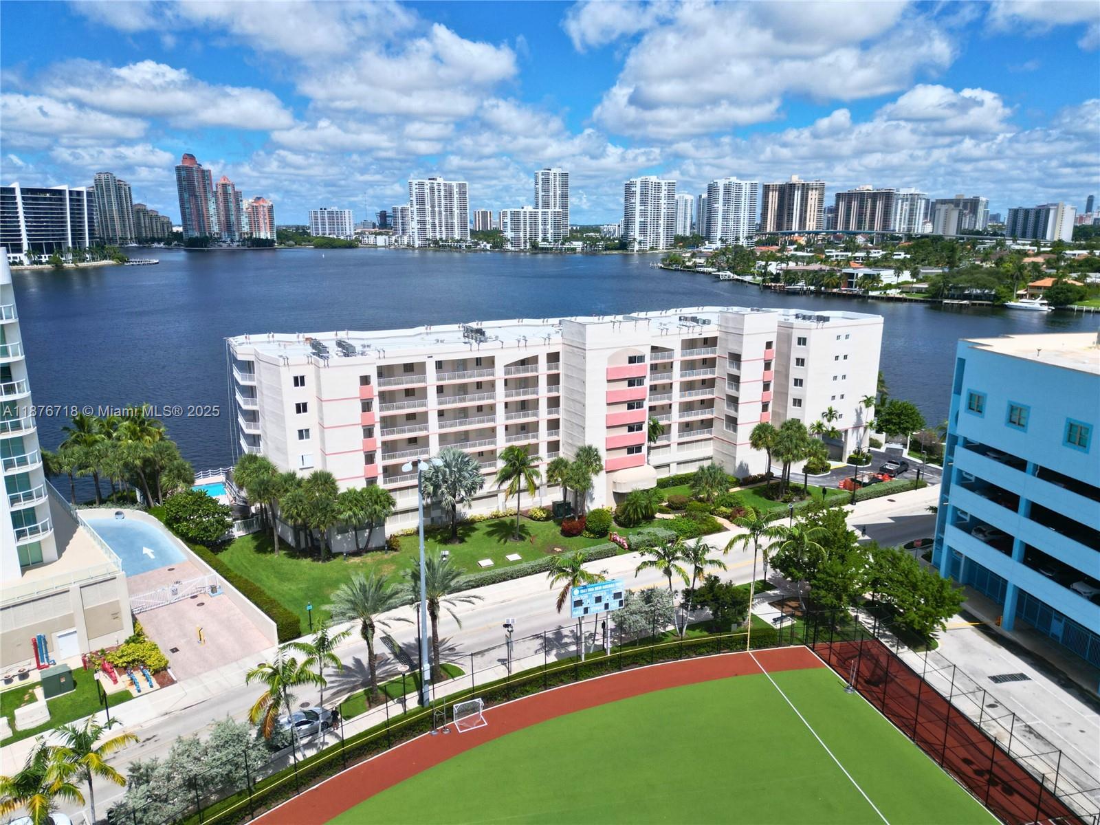 LES PELICANS (THE PELICAN - Residential