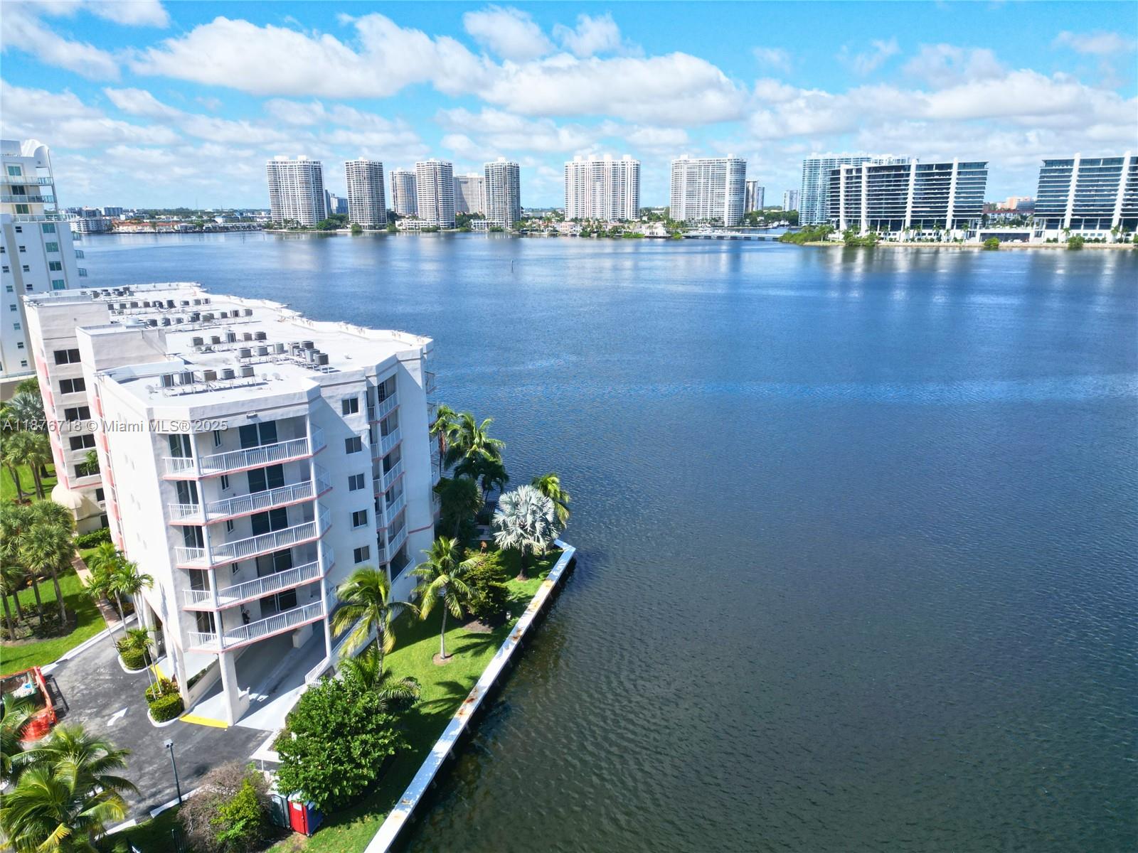 LES PELICANS (THE PELICAN - Residential