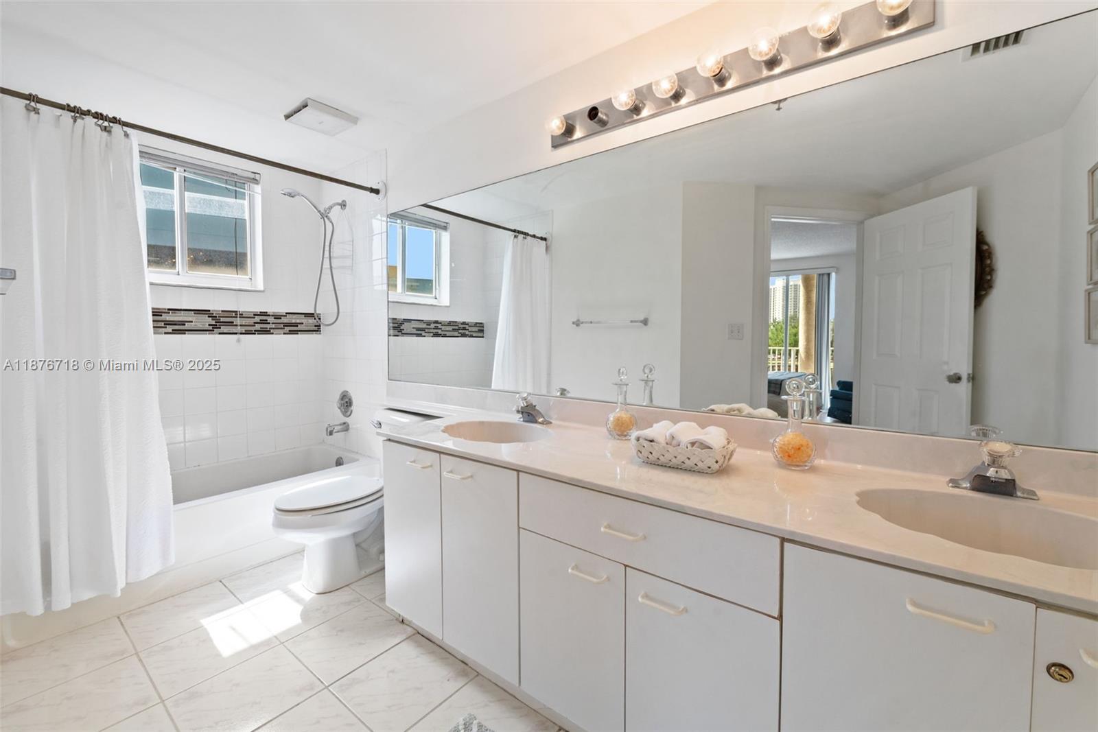 LES PELICANS (THE PELICAN - Residential