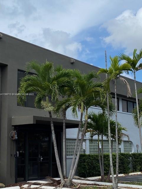 Freestanding building offices for sale. 10.752 Sf inside, 23.955 sf total land. A lot of parking spaces. Conveniently located in a commercial area close to Miami Airport, Palmetto expressway, Doral city. Call now