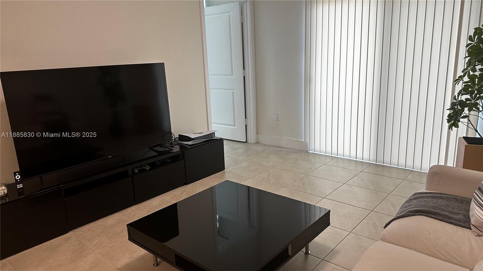 DOWNTOWN DORAL URBANA - Residential Lease