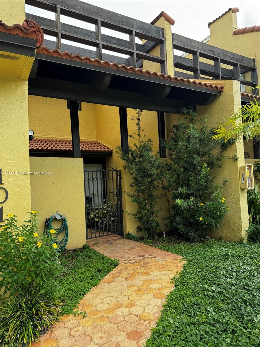Welcome home to this beautiful Townhouse located in the gated community of Costa del Sol. Enjoy the golf course view from the screened patio and access to various amenities including a community pool, pickle-ball, tennis, basketball courts and an onsite restaurant bar all within walking distance of your home. For tenants with a credit score of 650 or higher the last month's rent deposit is waived.