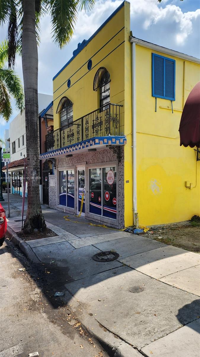 2272 SW 8th St