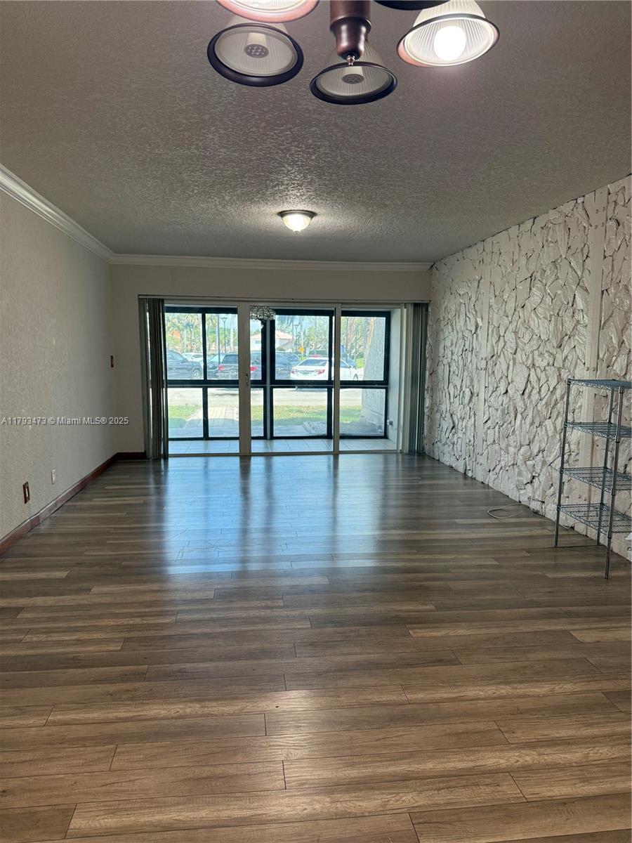 120 Lakeview Dr 114