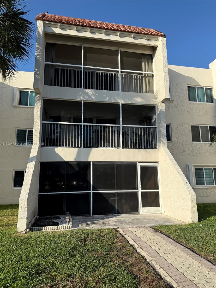 Rental Property at 120 Lakeview Dr 114, Weston, Broward County, Florida - Bedrooms: 2 
Bathrooms: 2  - $2,300 MO.