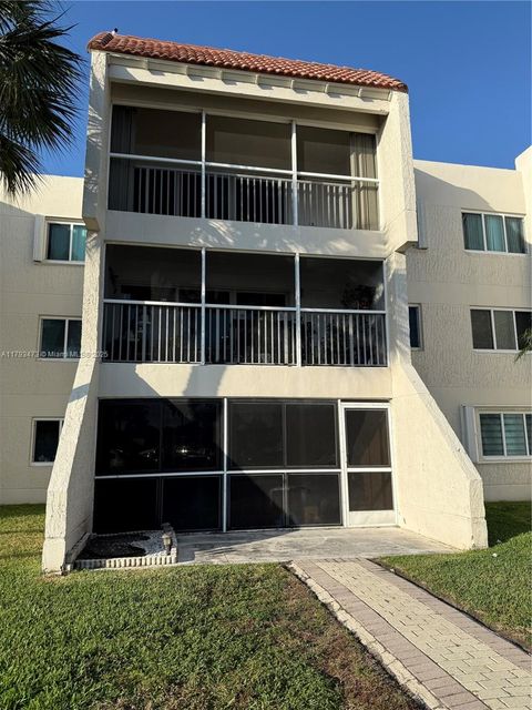 120 Lakeview Dr 114 Weston FL 33326