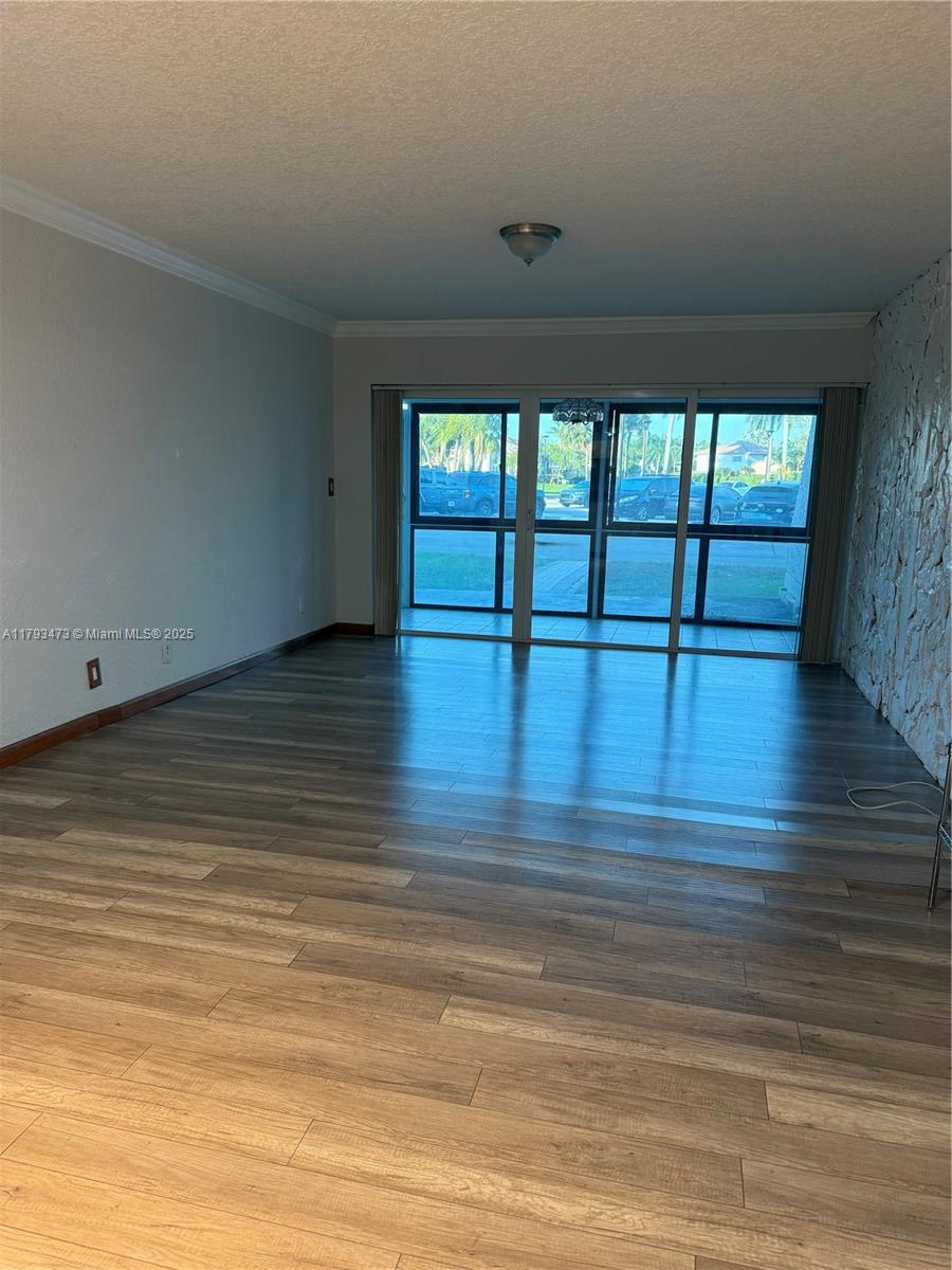 120 Lakeview Dr 114