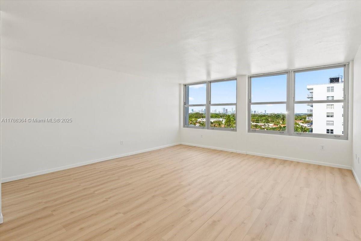 2899 Collins Ave 1104