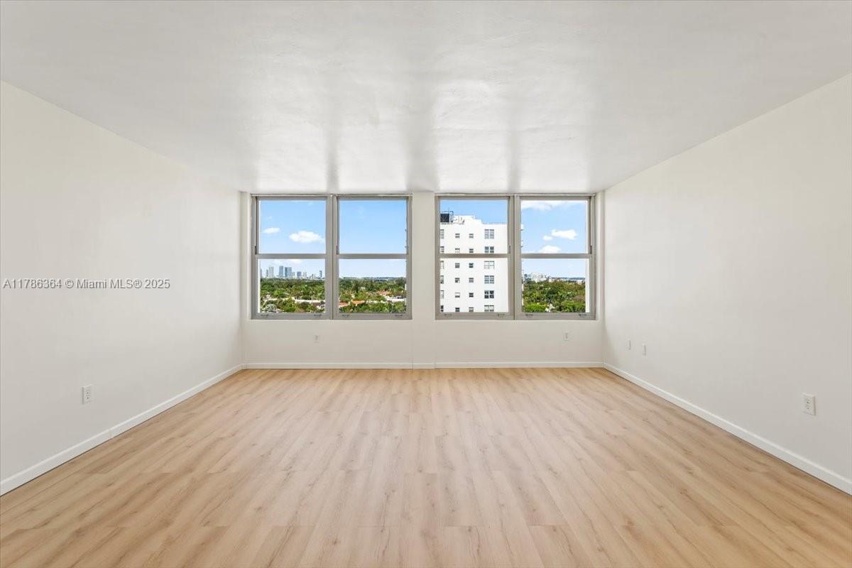 2899 Collins Ave 1104