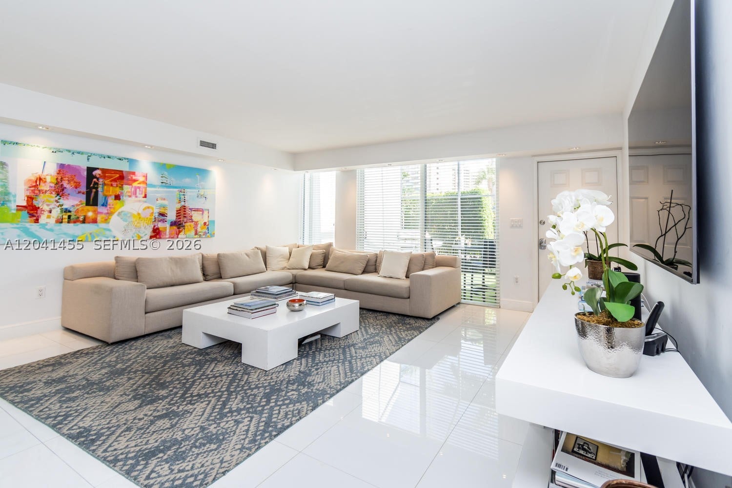 425 Grapetree Dr 206