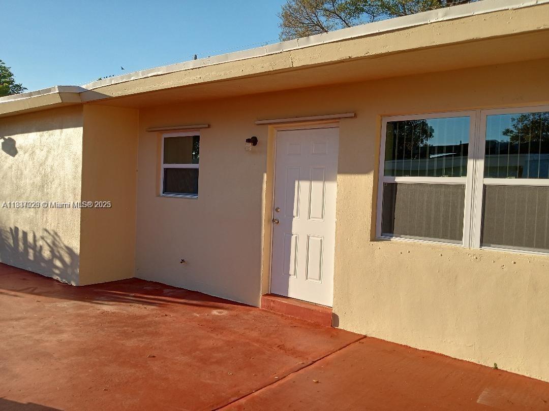 Charming 3-Bedroom Home for Rent – 2435 Plunkett St
Welcome to your new home! This beautiful single-family residence located at 2435 Plunkett St offers 3 spacious bedrooms, 1 full bathroom, and a dedicated laundry room for your convenience. Freshly painted and move-in ready, this home boasts a bright and inviting atmosphere perfect for comfortable living.
Enjoy a well-maintained interior, a functional layout, and a peaceful neighborhood setting. The home is easy to show and offers fast approval, making your move smooth and hassle-free.
Don’t miss out on this wonderful opportunity—schedule your showing today!