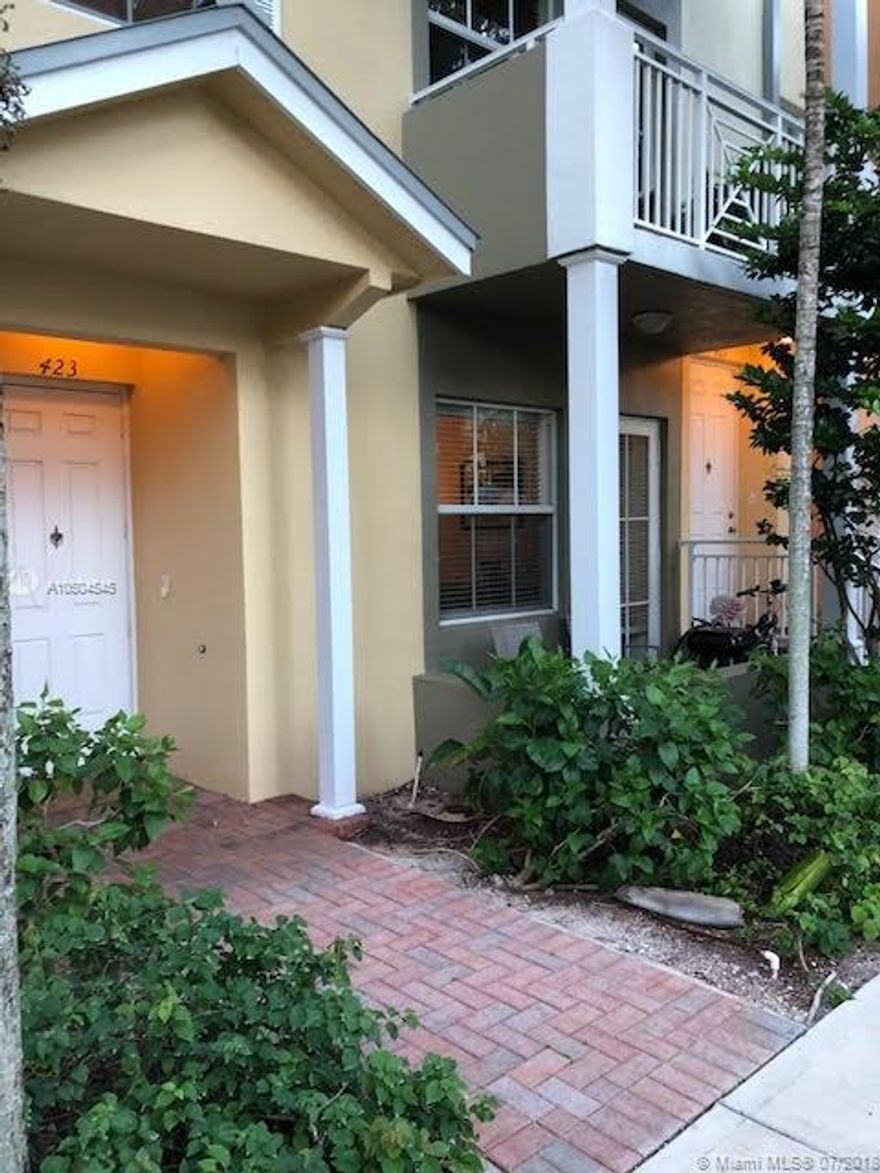 BEAUTIFUL FULL SIZE ONE BEDROOM ONE BATH CONDO WITH GRANITE COUNTERTOP, WOOD CABINETS, STAINLESS STEEL APPLIANCES, LAMINATE WOOD FLOOR IN COMMON AREAS, WALK-IN CLOSET, HIGH IMPACT WINDOWS, WASHER AND DRYER AND MUCH MORE!. GREAT LOCATION IN HISTORIC SAILBOAT BEND CLOSE TO DOWNTOWN FORT LAUDERDALE.