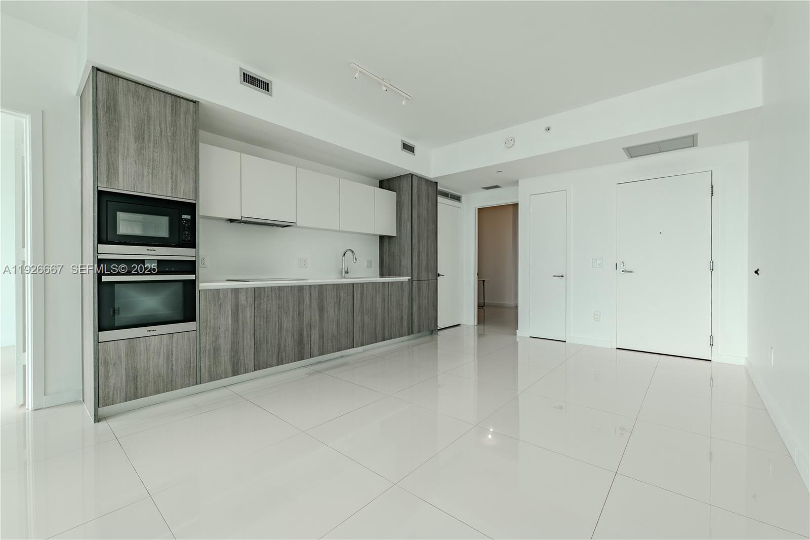 2900 NE 7th Ave 2006