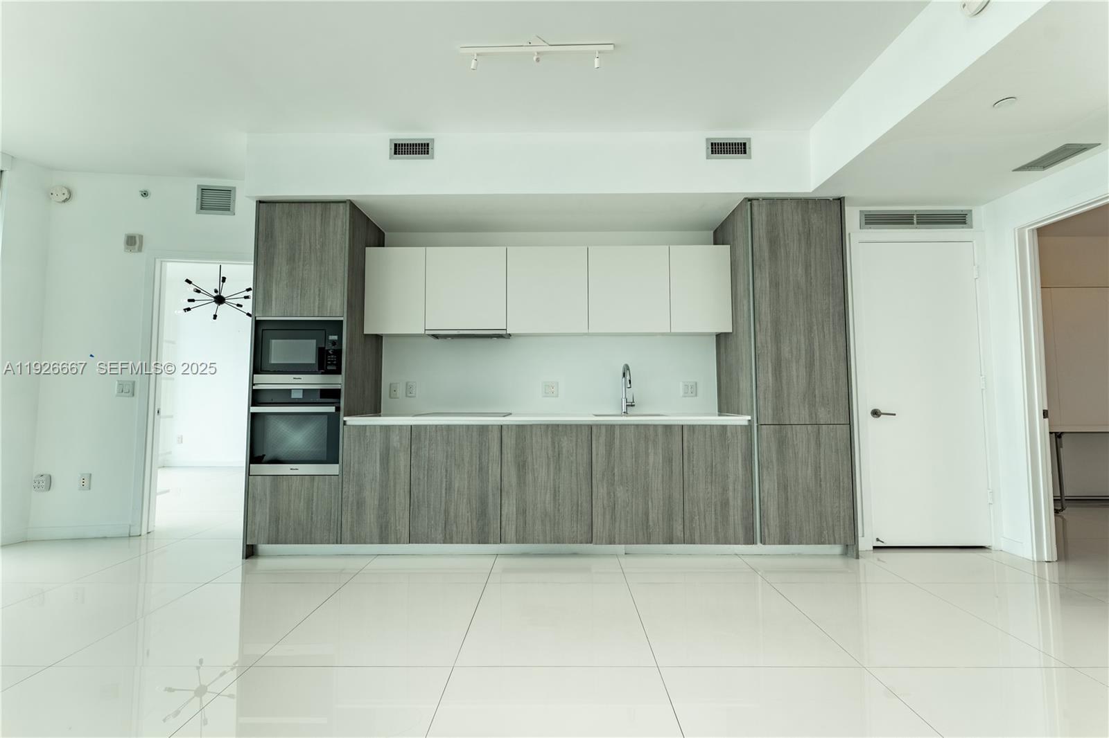 2900 NE 7th Ave 2006