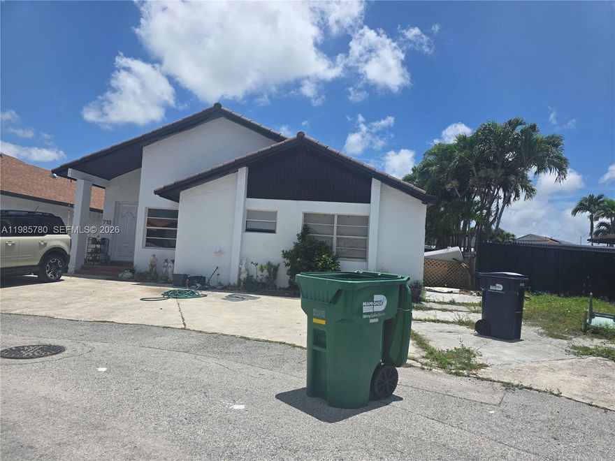Prime location!!! Beautiful 3/2 house + Den that can be an office. Excellent location close to FIU, International Mall, Mall of the Americas, Dolphin Mall and major expressways. Few minutes from the Airport.