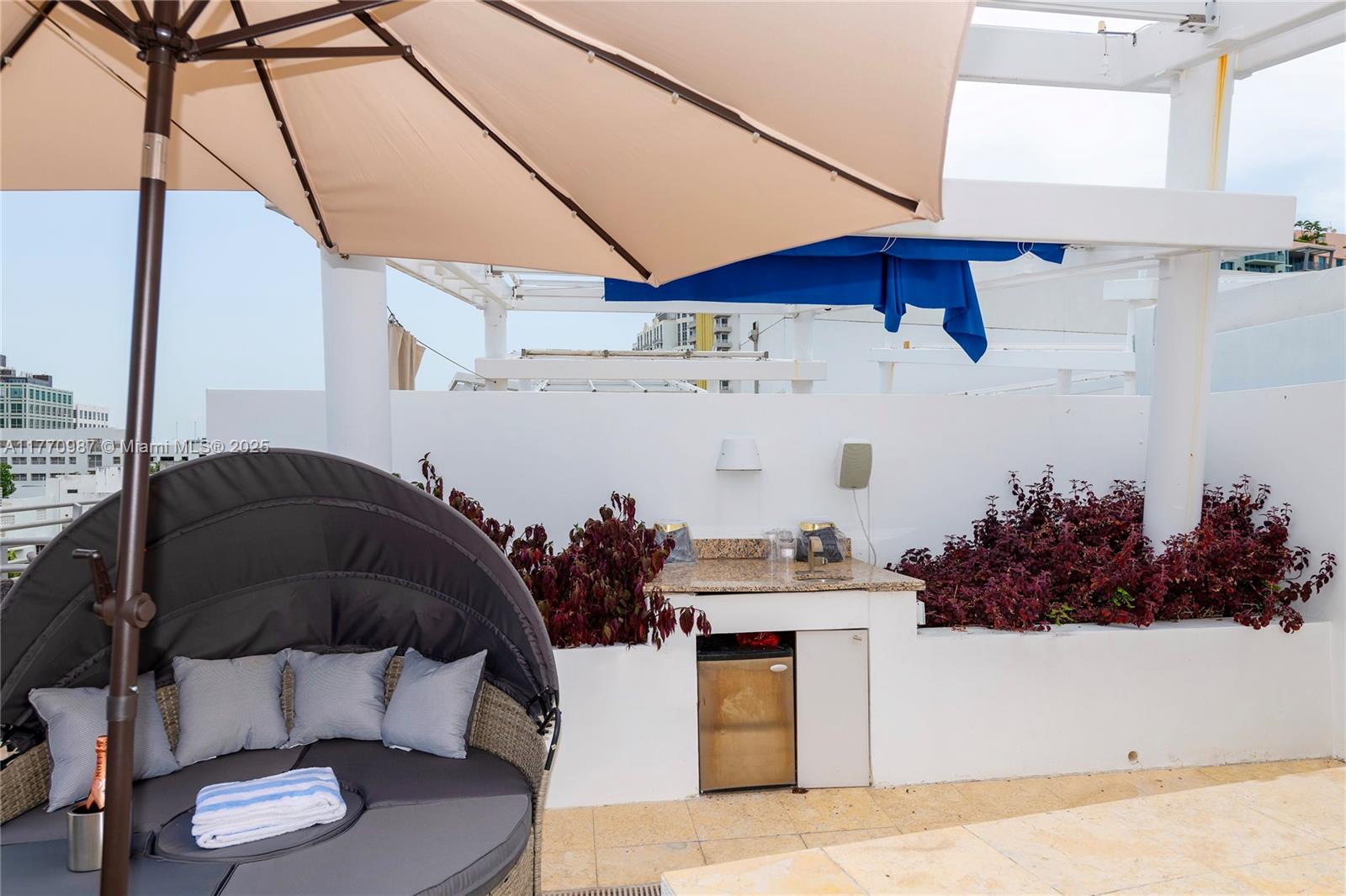 DE SOLEIL S BCH RESIDENTI - Residential