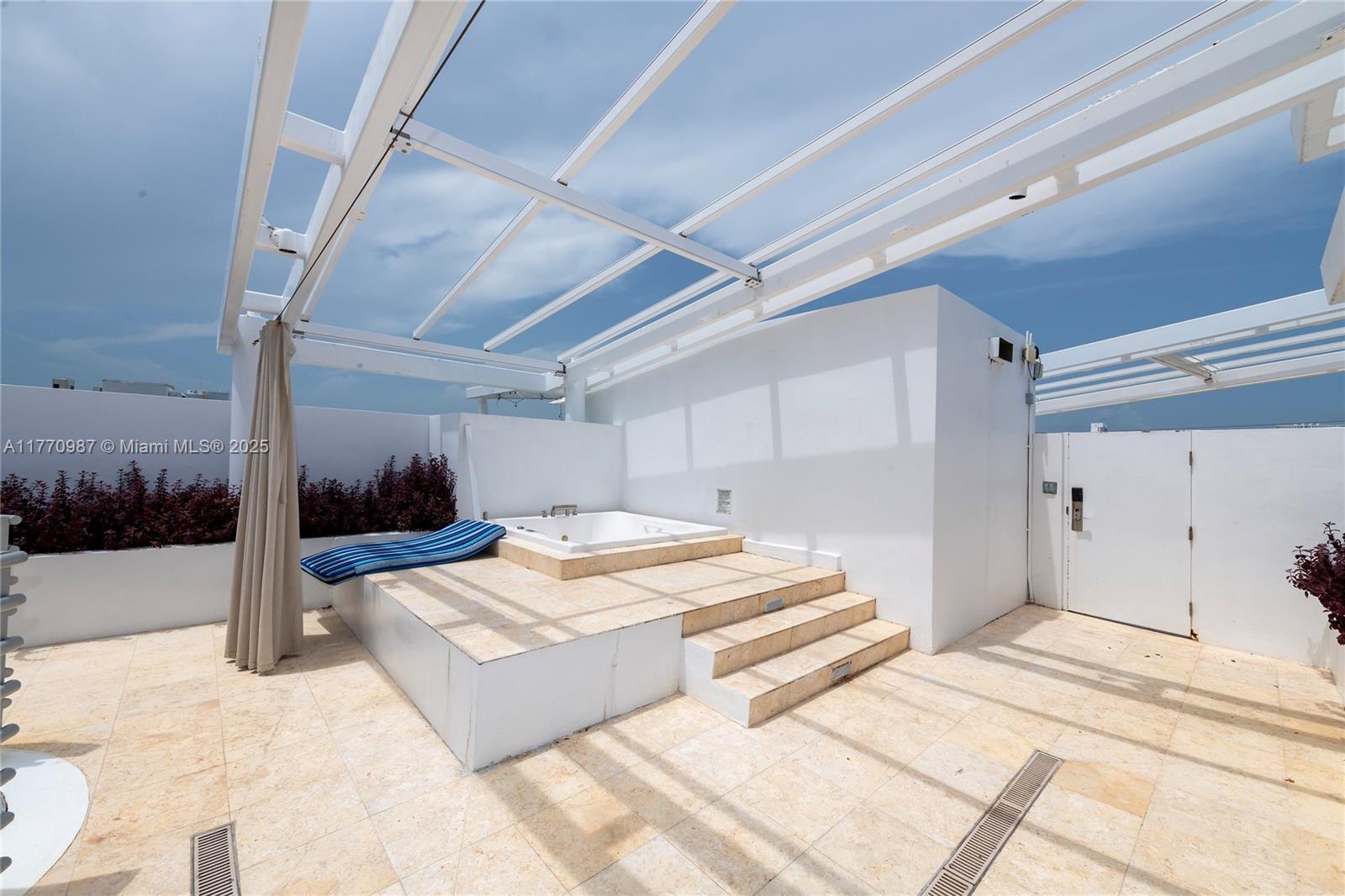 1437 Collins Ave PH23