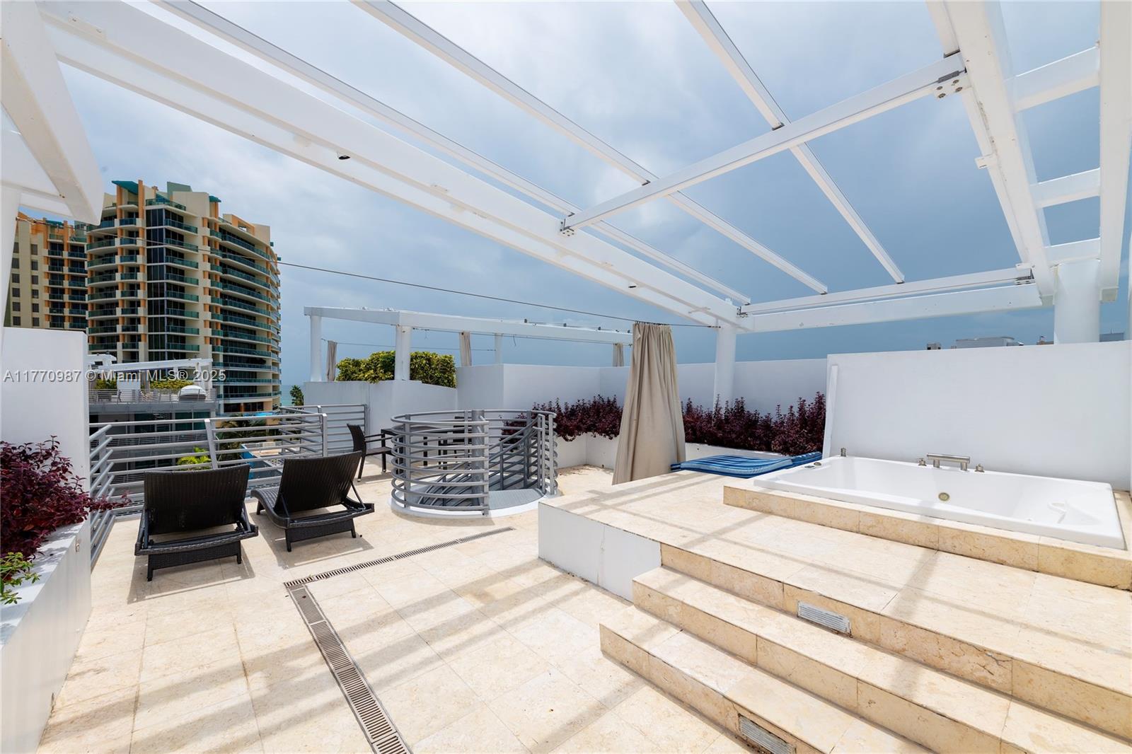 DE SOLEIL S BCH RESIDENTI - Residential