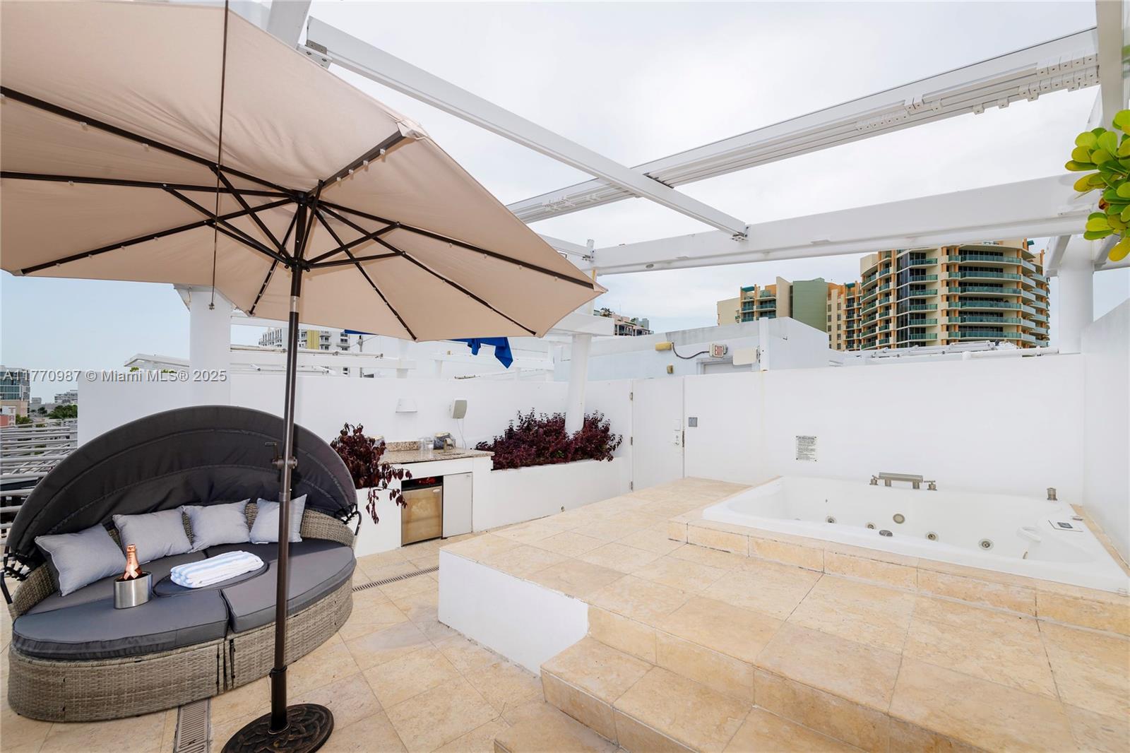 DE SOLEIL S BCH RESIDENTI - Residential