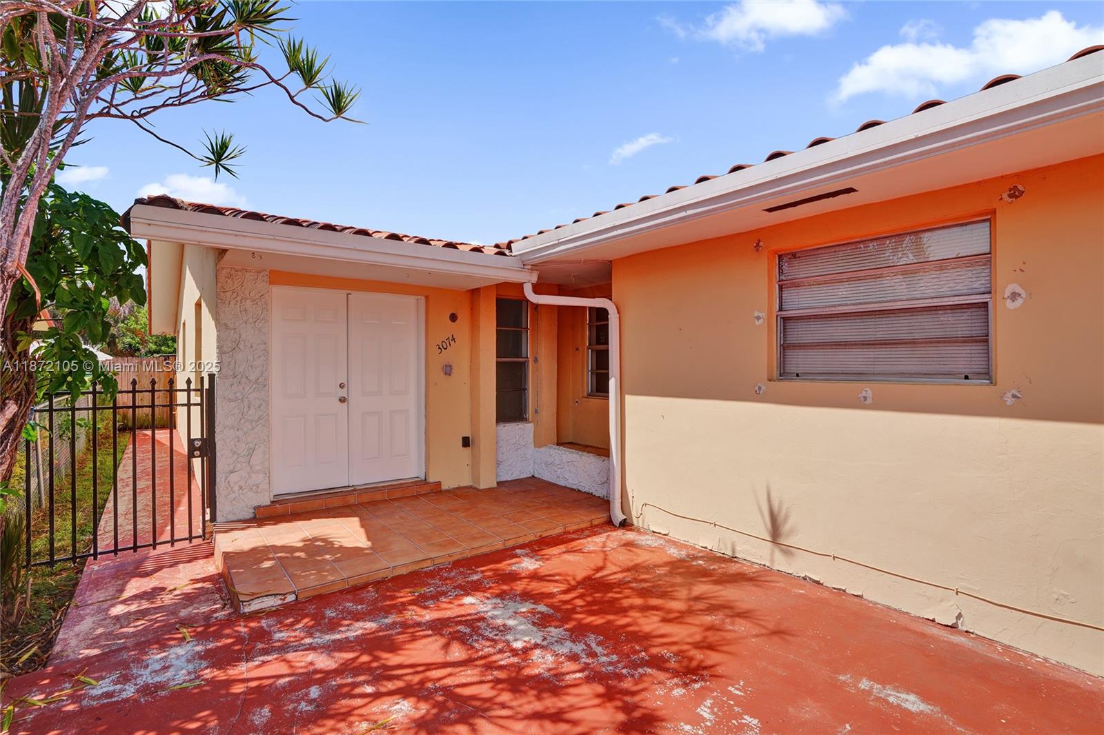 Centrally located and spacious, 3 bedroom, 2 bathroom, rear half of duplex. The property has a fence all around and two private driveways. Owner had brand new laminate floors installed throughout. Both guest rooms are a good size and the master bedroom is large with plenty of closet space. The kitchen has been updated and there is washer and dryer located in the utility room, off the kitchen. This unit also has a backyard.