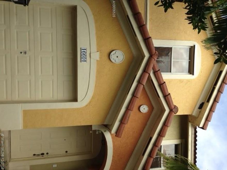 Beautiful Town House 3 Bedrooms, 2,5 Bathrooms, fresh painted. Located in a great community. A Must See!!!