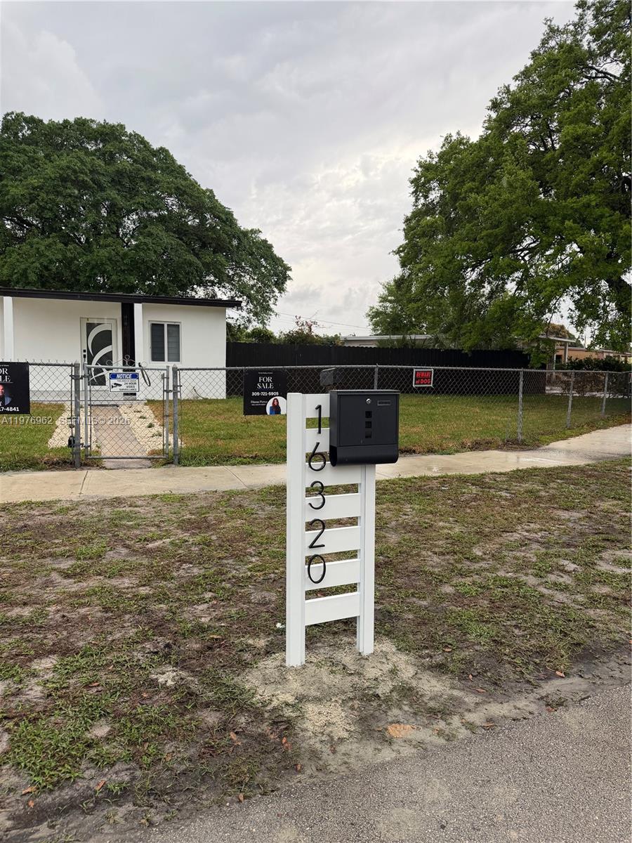 BUNCHE PARK PB 50-20 LOT 1 - Residential