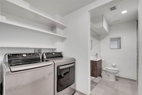 Condominium in Miami FL 68 6th St 34.jpg