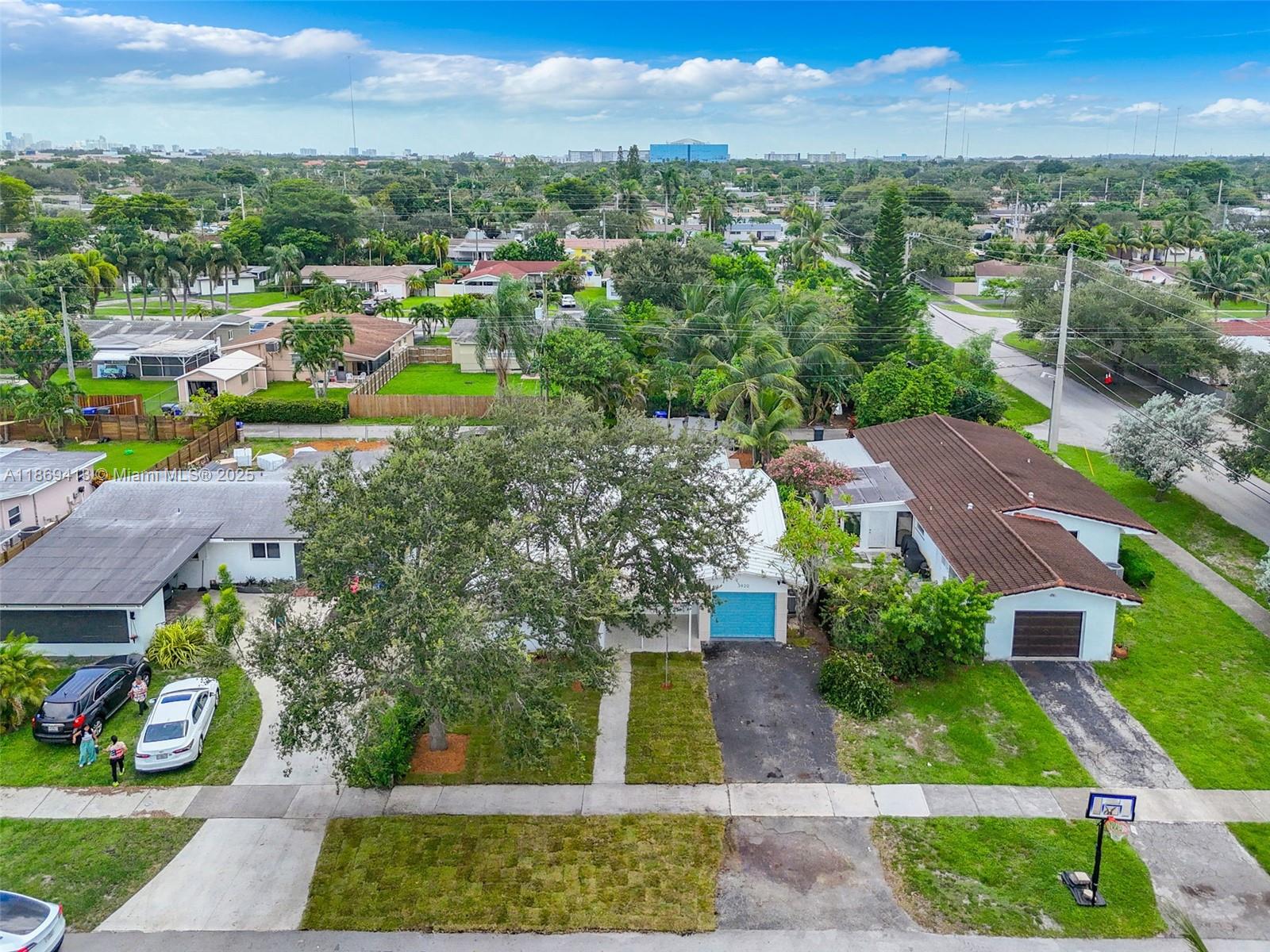 HOLLYWOOD HILLS - Residential