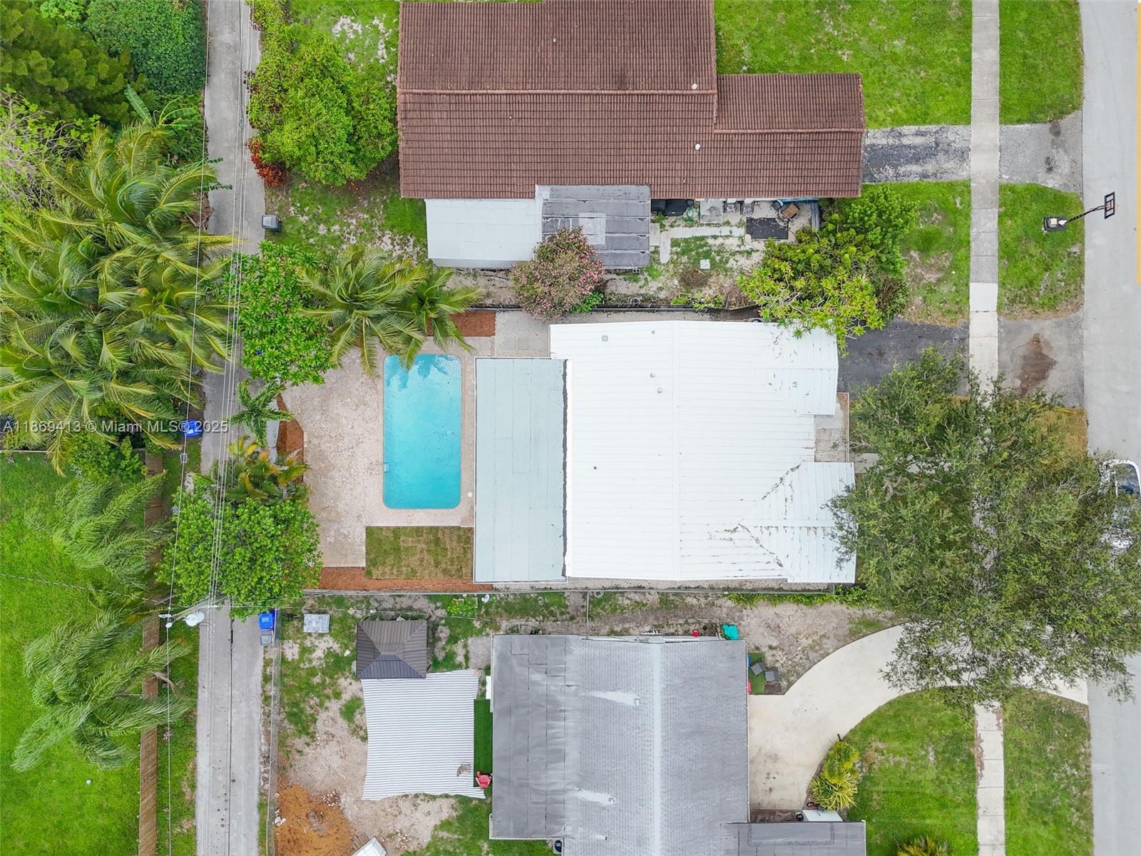 HOLLYWOOD HILLS - Residential