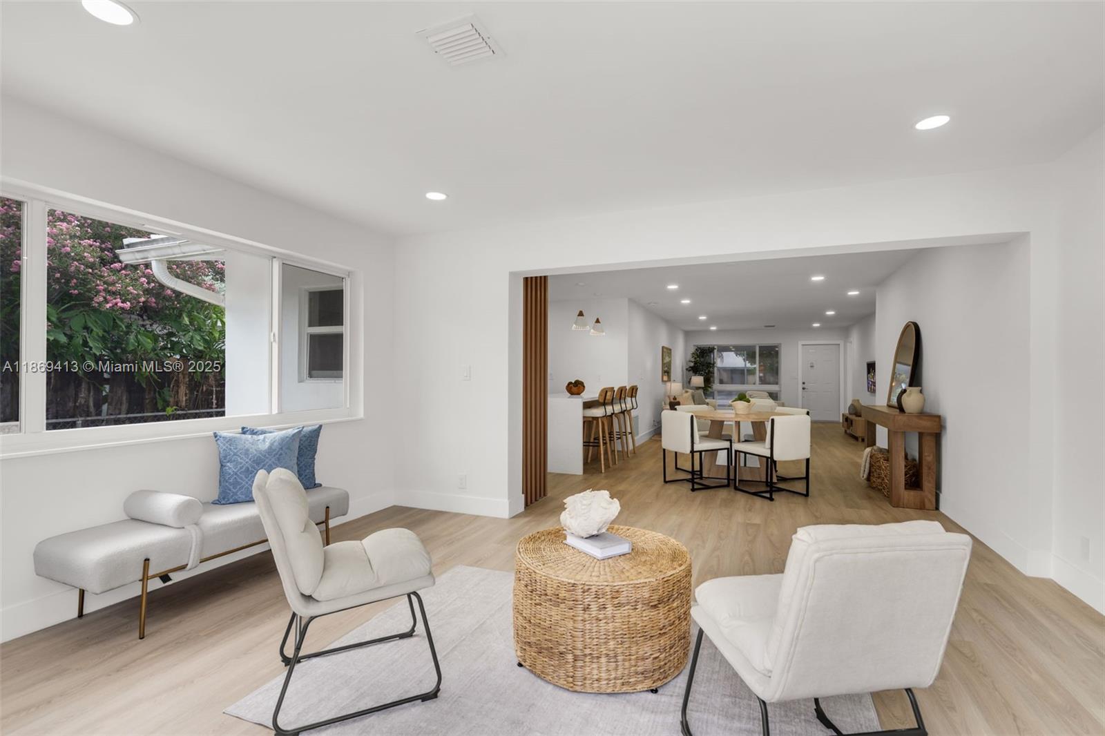 HOLLYWOOD HILLS - Residential