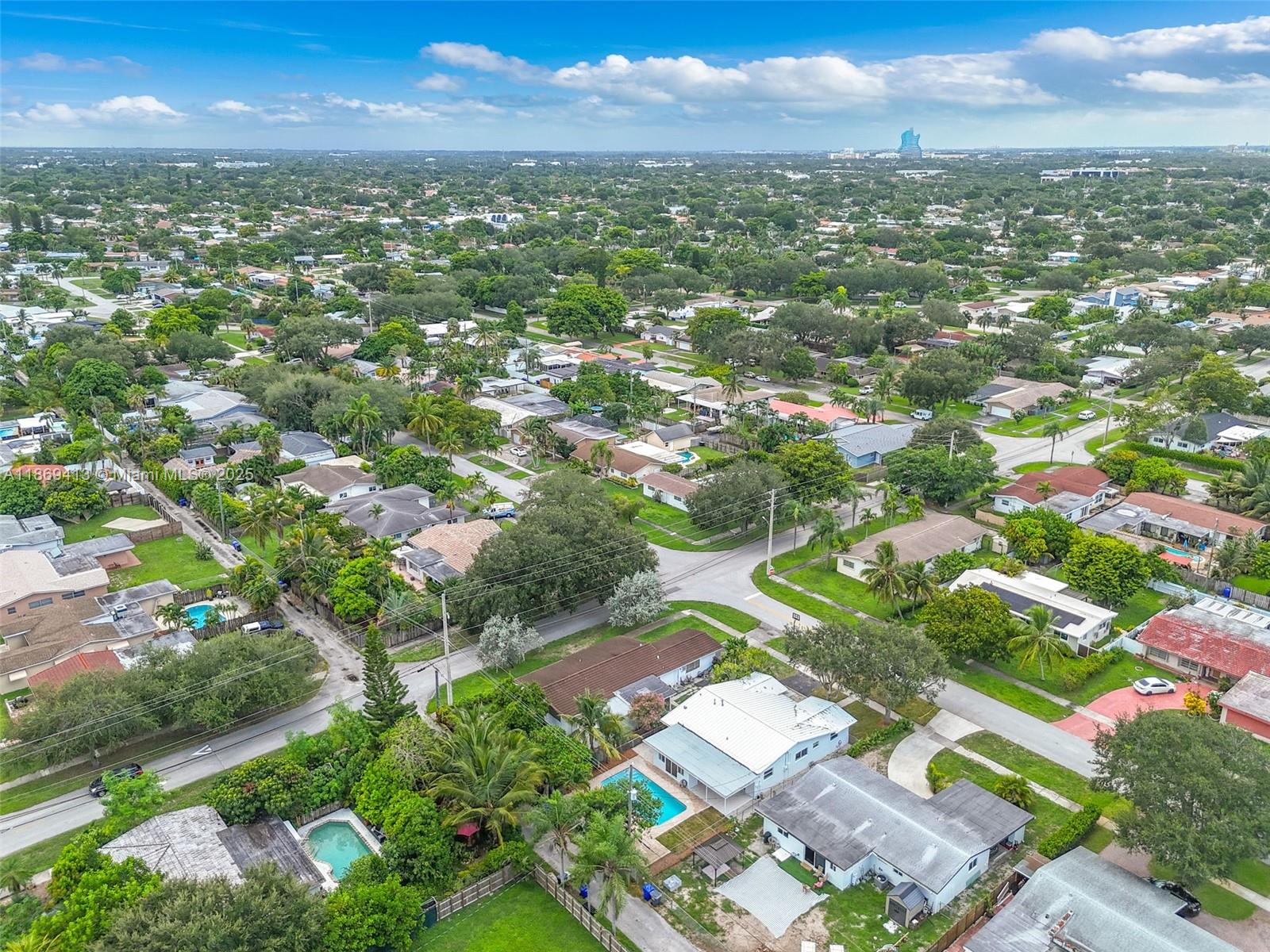 HOLLYWOOD HILLS - Residential