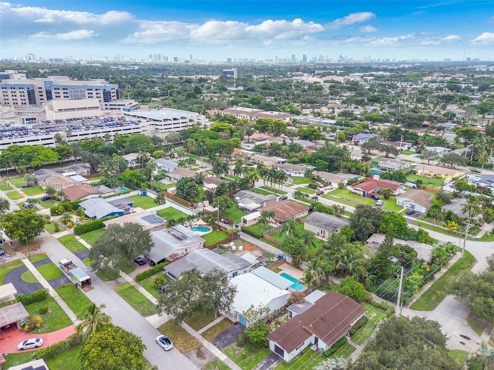 HOLLYWOOD HILLS - Residential