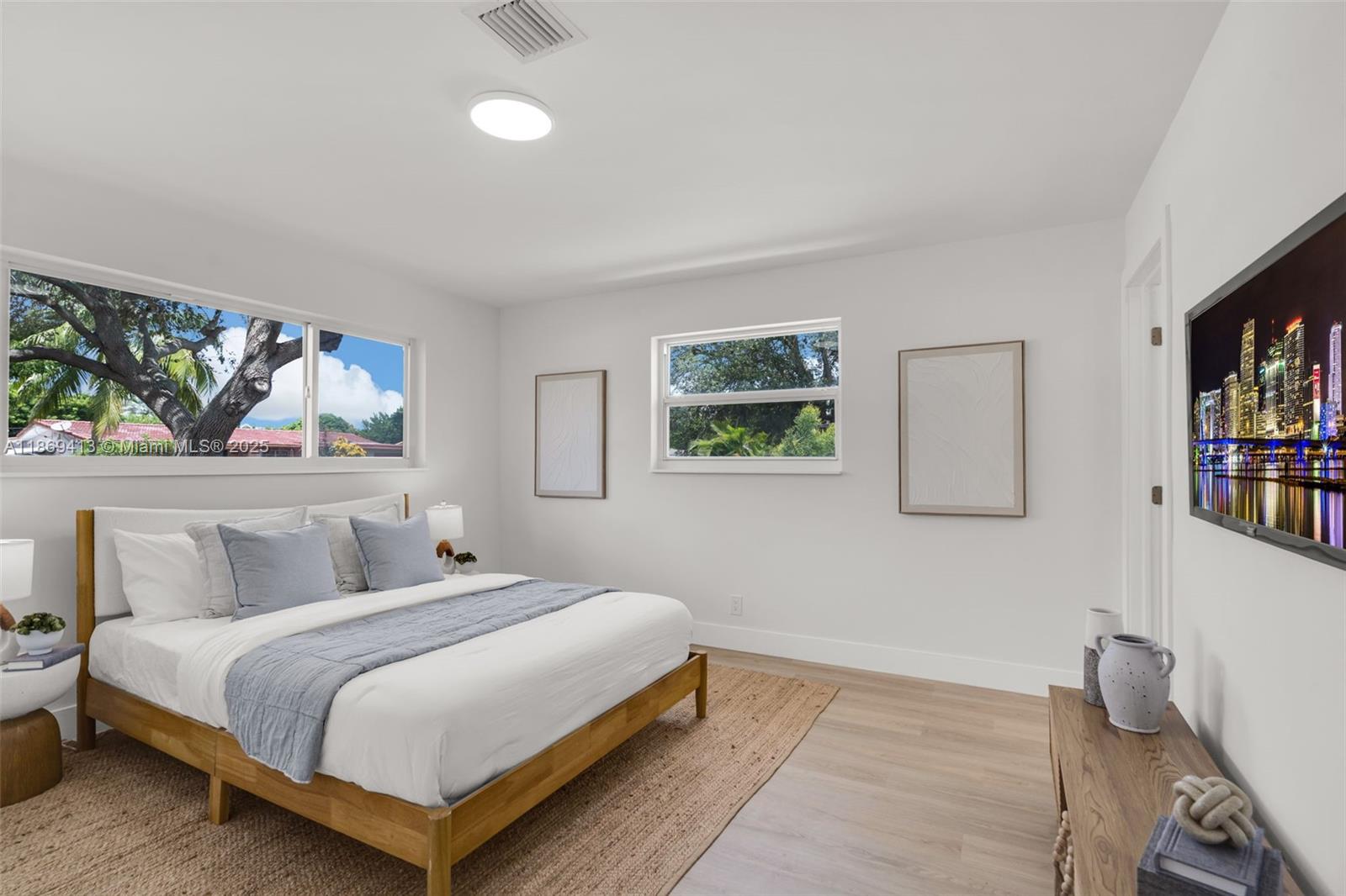 HOLLYWOOD HILLS - Residential