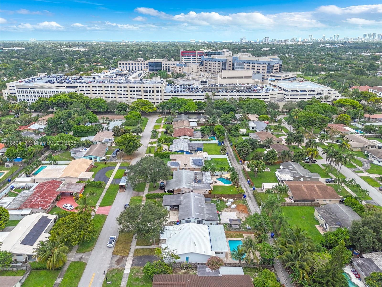 HOLLYWOOD HILLS - Residential