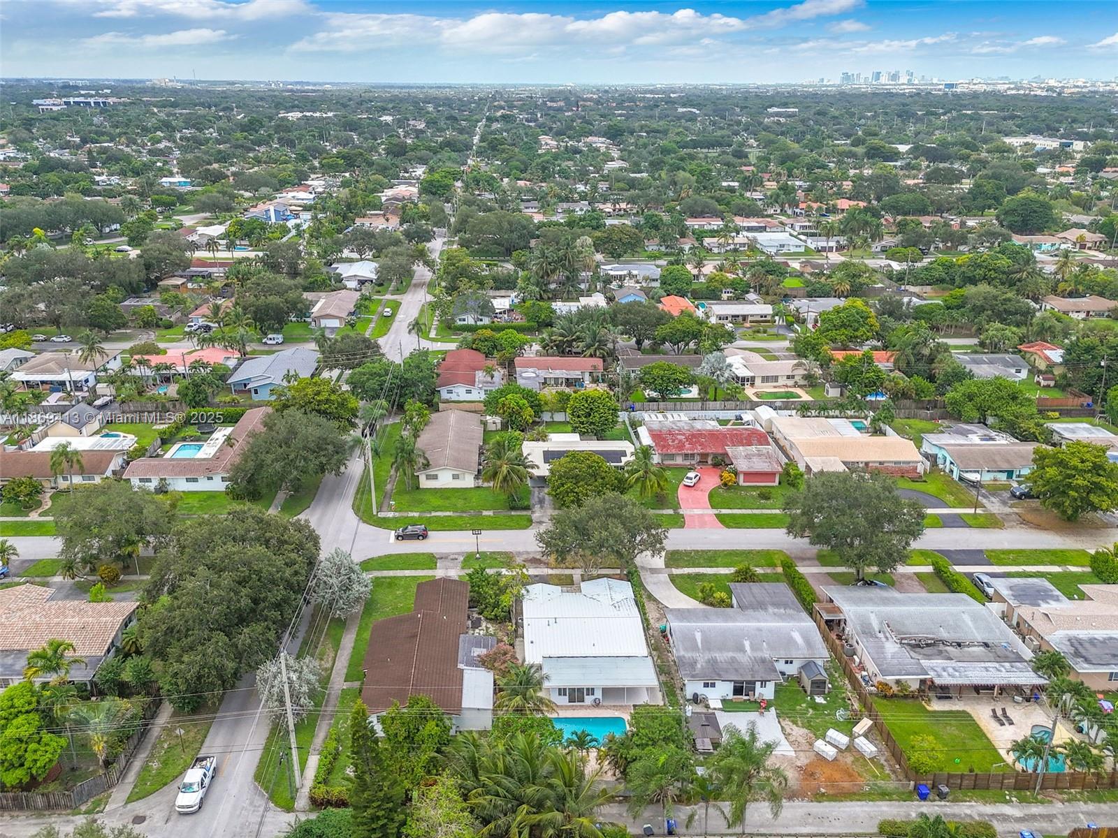 HOLLYWOOD HILLS - Residential