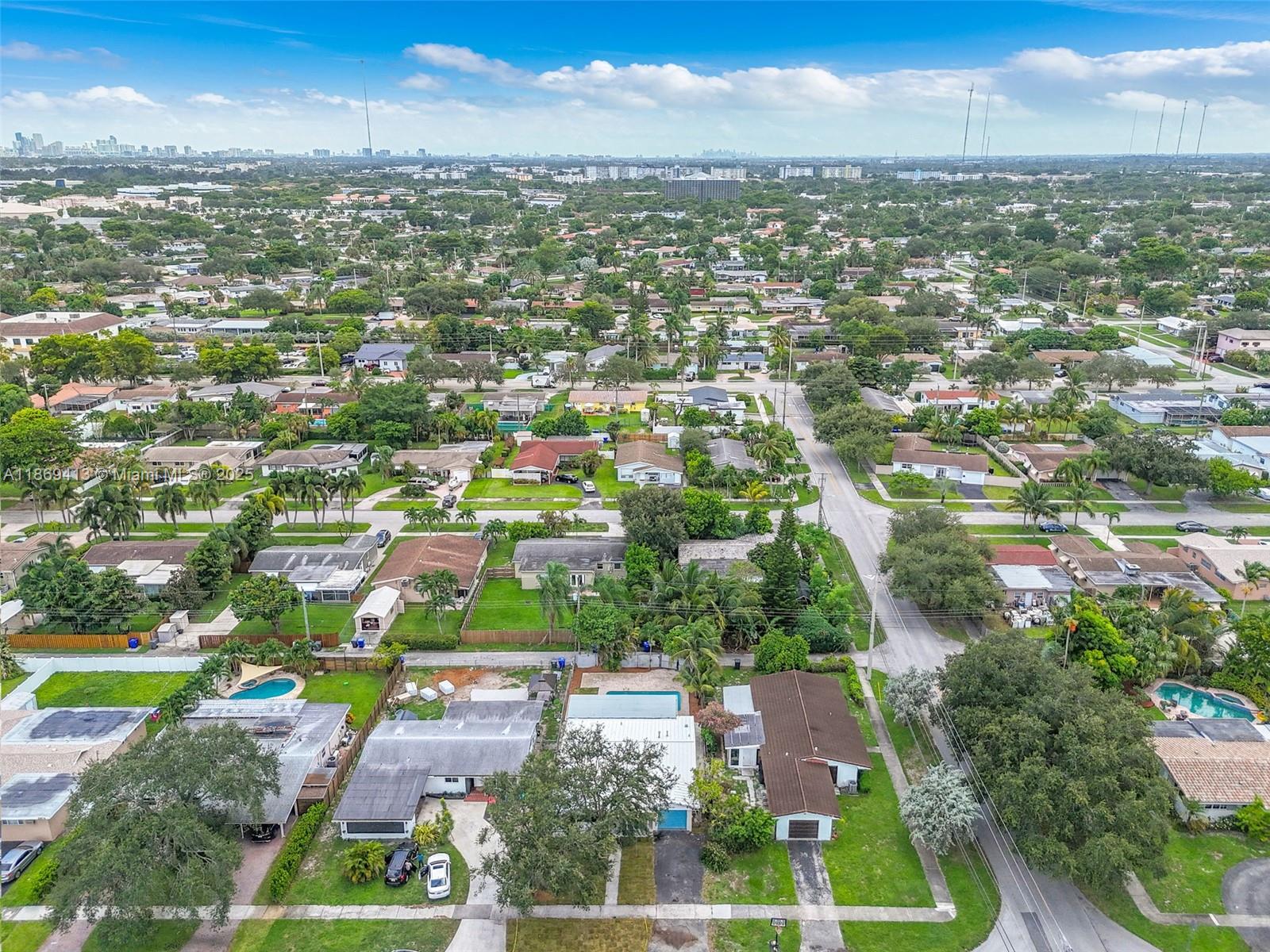 HOLLYWOOD HILLS - Residential