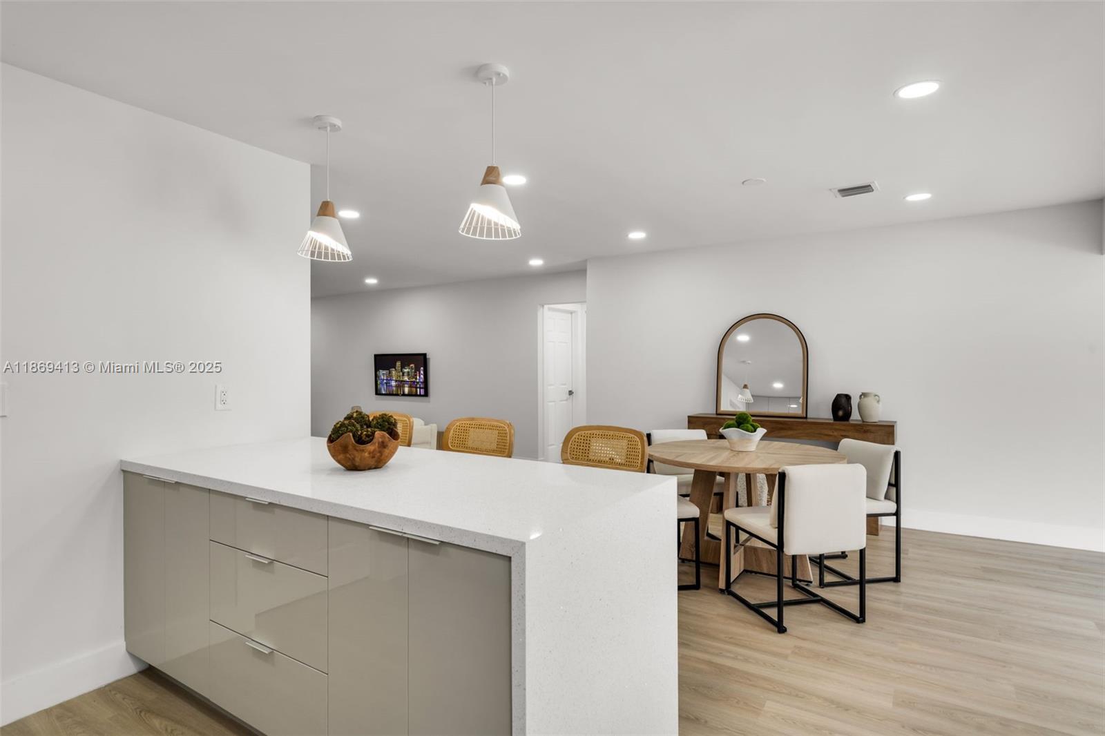 HOLLYWOOD HILLS - Residential