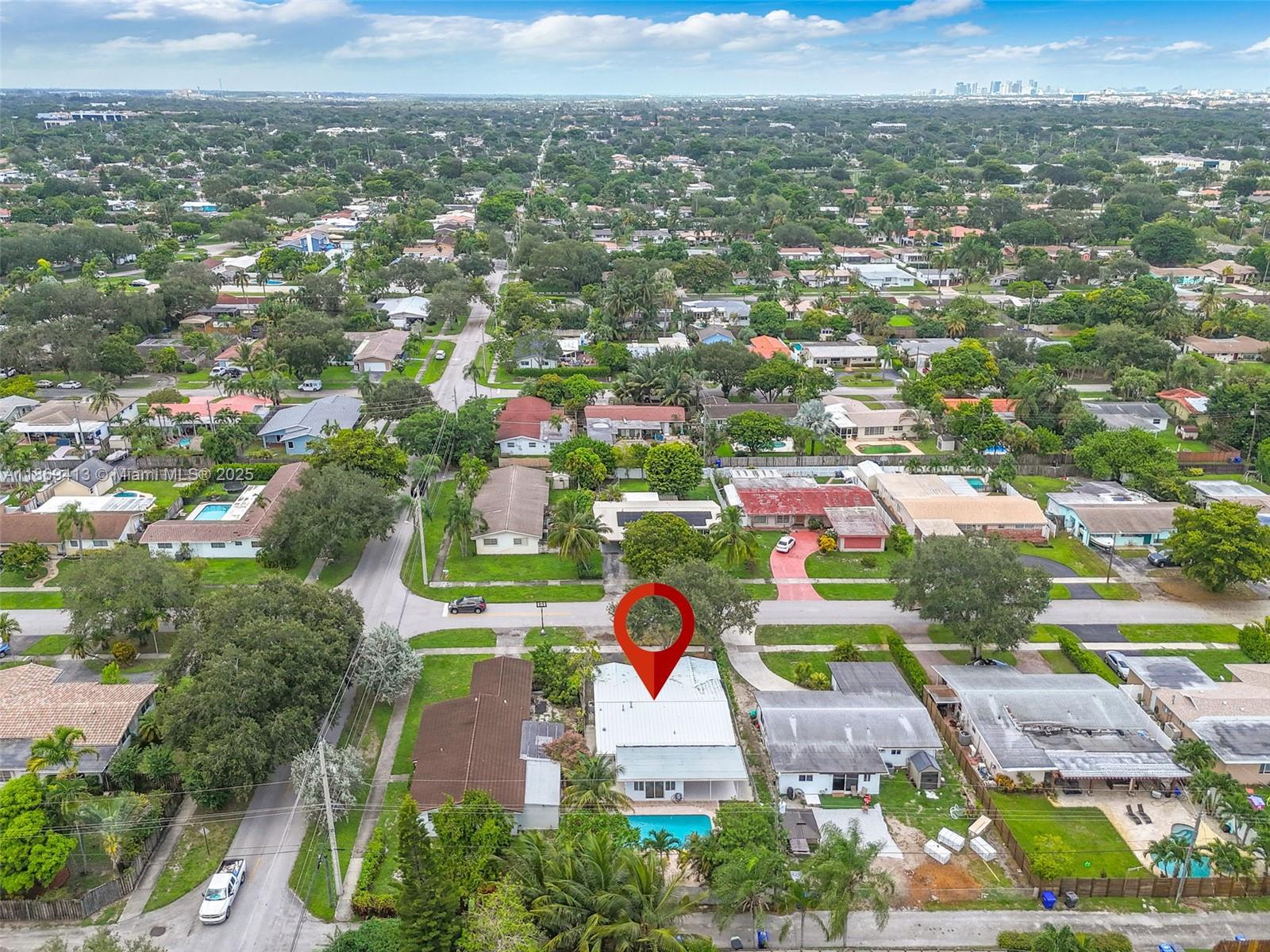 HOLLYWOOD HILLS - Residential