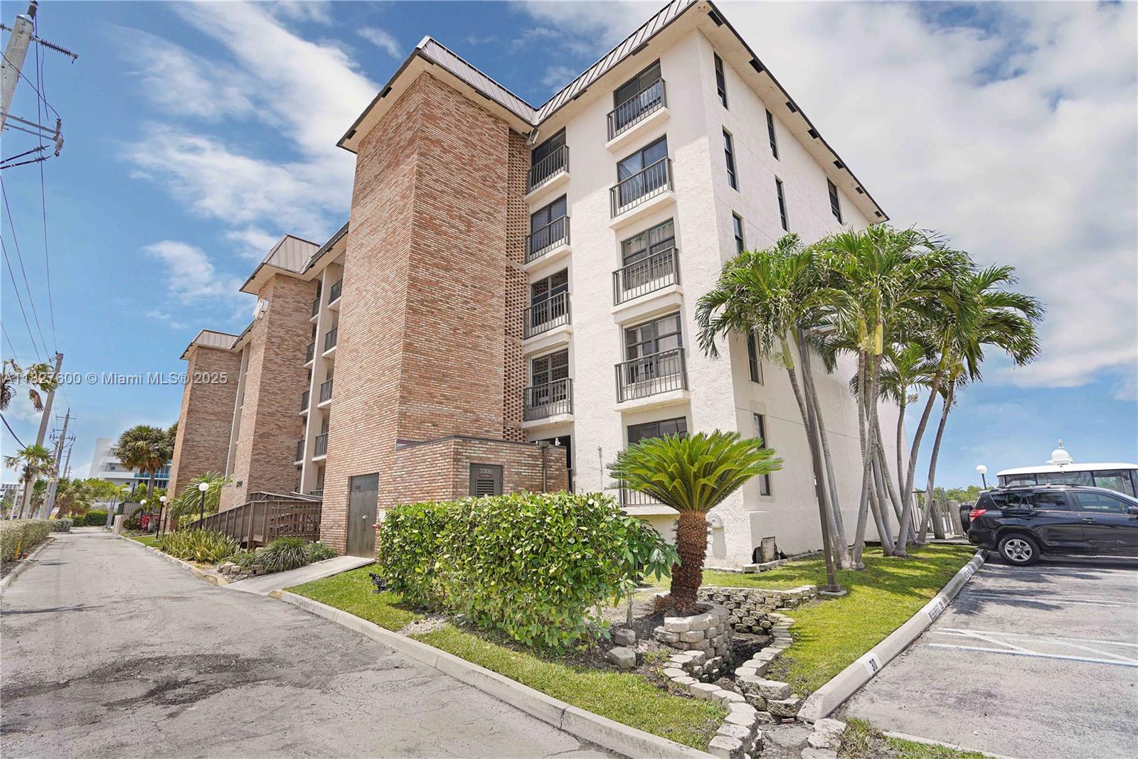 YACHT HARBOUR VILLAS CONDO - Residential