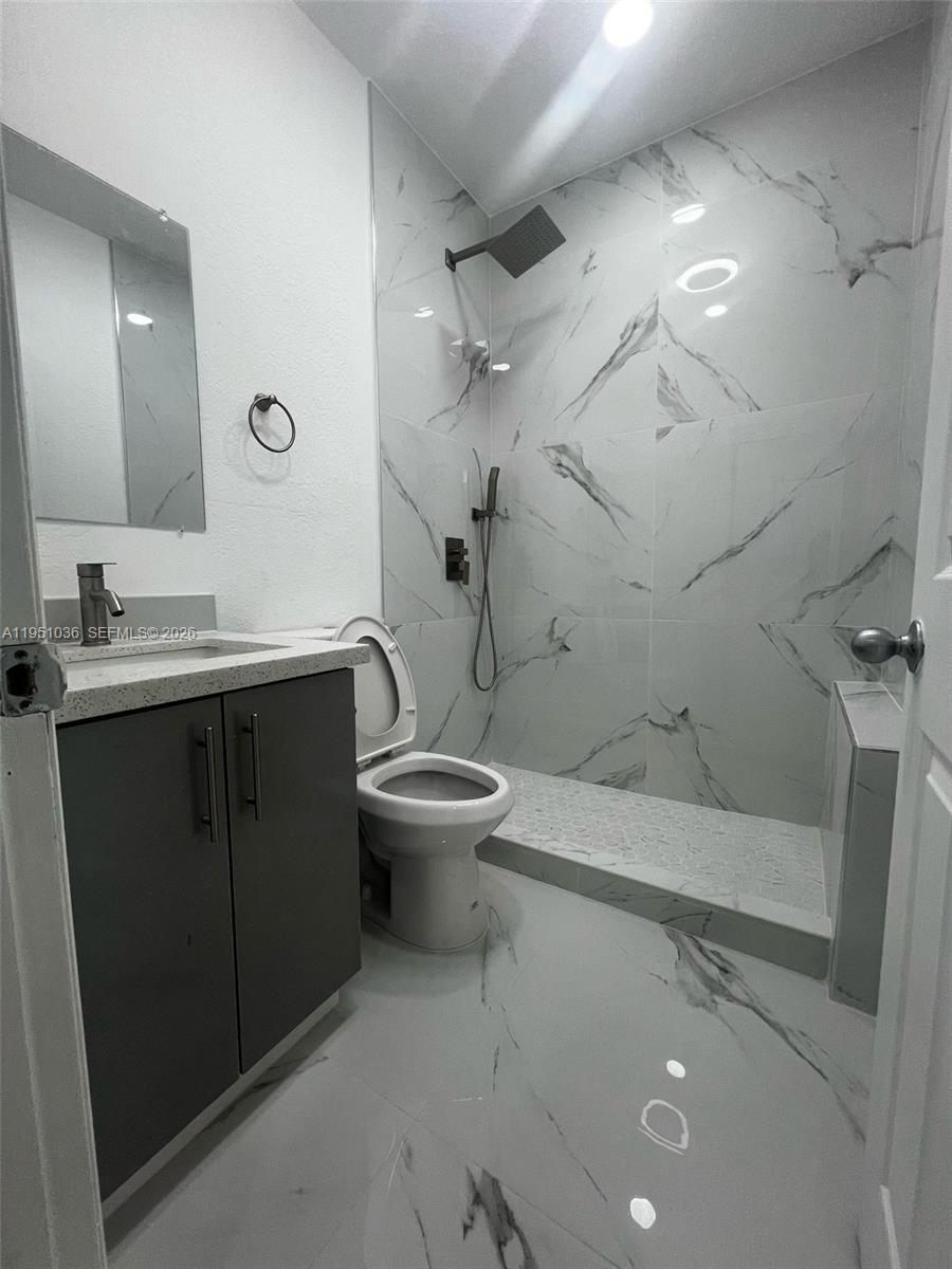 VIZCAYA VILLAS CONDO - Residential Lease