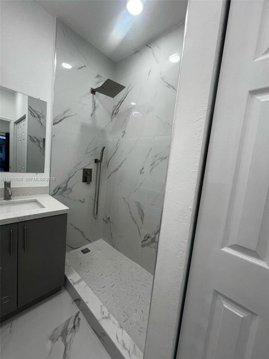 VIZCAYA VILLAS CONDO - Residential Lease