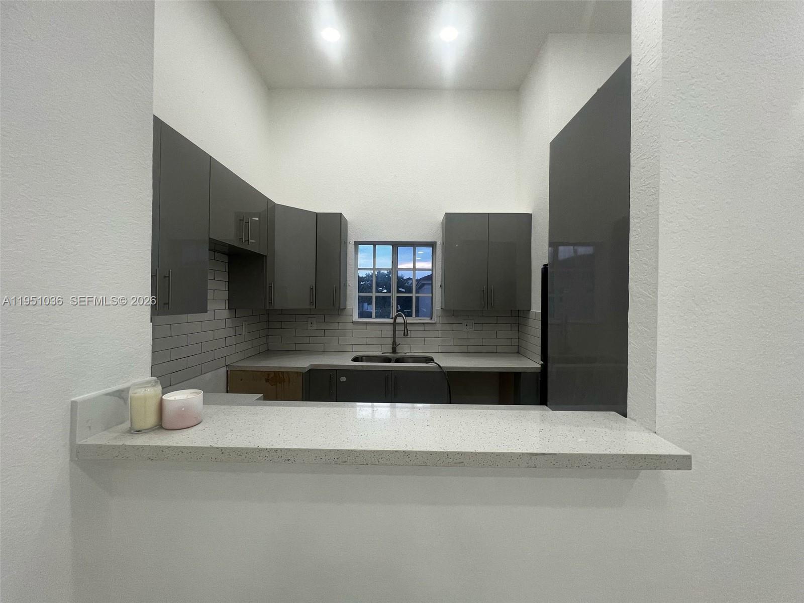 VIZCAYA VILLAS CONDO - Residential Lease