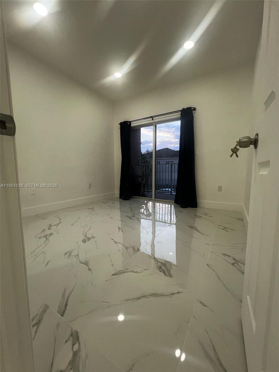 VIZCAYA VILLAS CONDO - Residential Lease