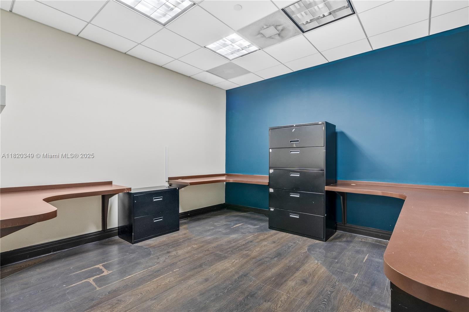 Prime office space available in the heart of Coral Gables! Located at Merrick Pointe Condo, this professional office offers a sleek and modern interior with marble floors, central A/C, and kitchen facilities. Ideal for startups, professionals, or satellite offices. The building features guest parking, elevator access, and 24/7 security. Convenient location near shops, restaurants, and major highways. don’t miss this opportunity!