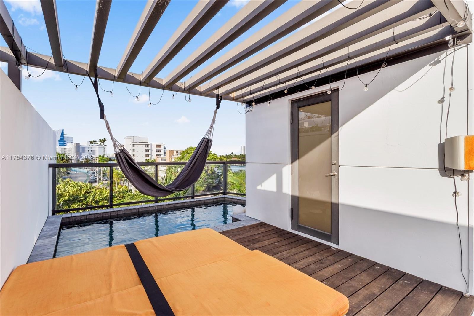 BAY HARBOUR ISLAND - Residential